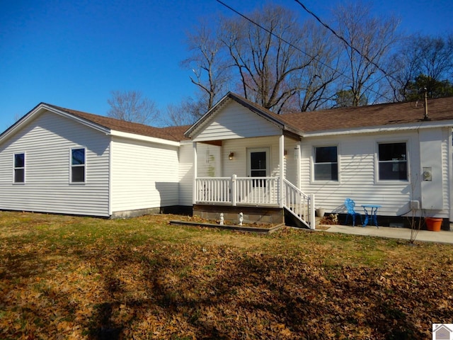 view of front of home featuring a front lawn