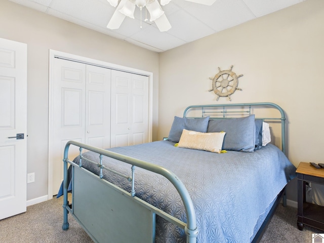 carpeted bedroom featuring ceiling fan, baseboards, and a closet