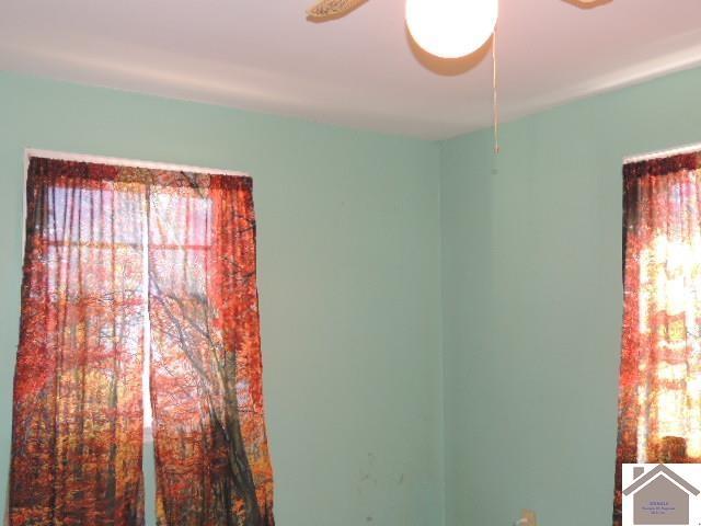 unfurnished room featuring ceiling fan