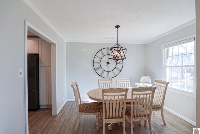 dining room featuring a chandelier, visible vents, light wood finished floors, and baseboards