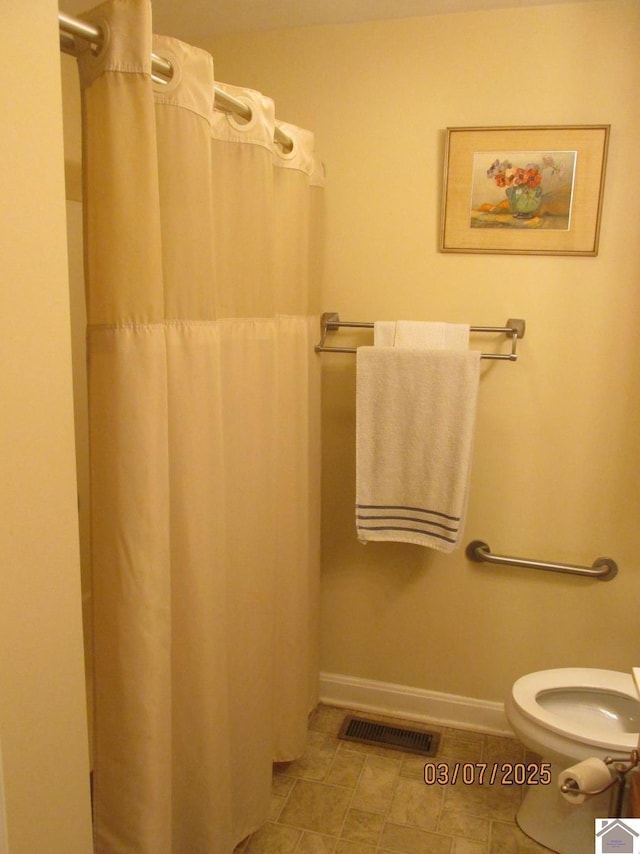 bathroom featuring visible vents, baseboards, toilet, and a shower with curtain