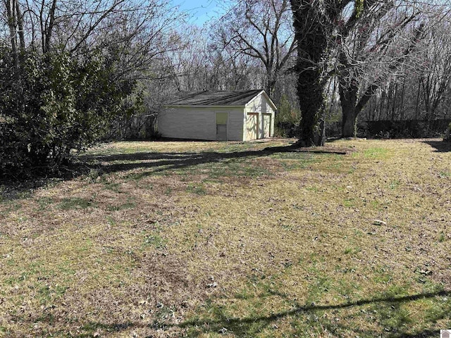 view of yard with an outdoor structure