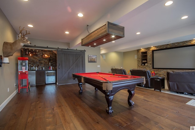 rec room with baseboards, wine cooler, a barn door, hardwood / wood-style floors, and recessed lighting