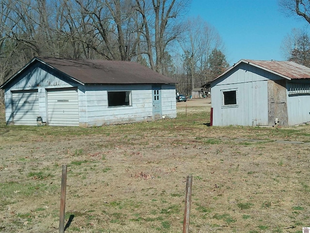 view of yard with an outdoor structure