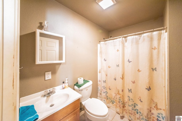 full bathroom featuring vanity, a shower with shower curtain, and toilet