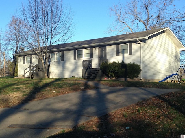 ranch-style home featuring crawl space