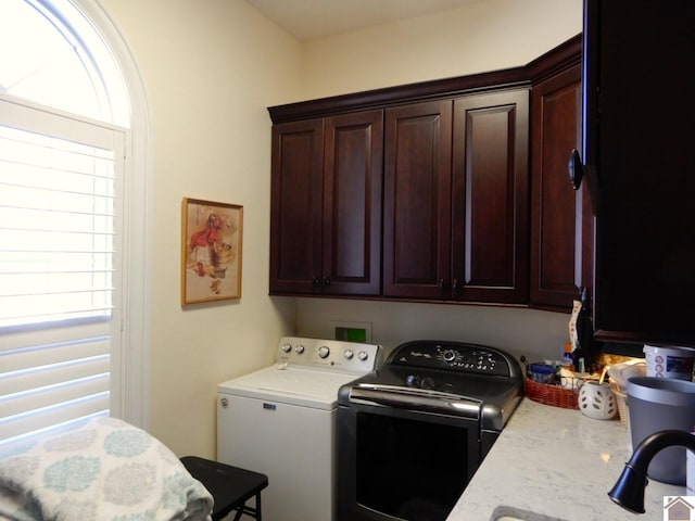 laundry area with a sink, cabinet space, and washing machine and dryer