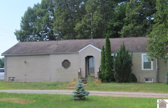 view of front of home with a front lawn