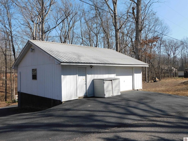 view of detached garage