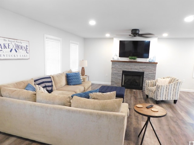 living room featuring recessed lighting, baseboards, wood finished floors, and a fireplace