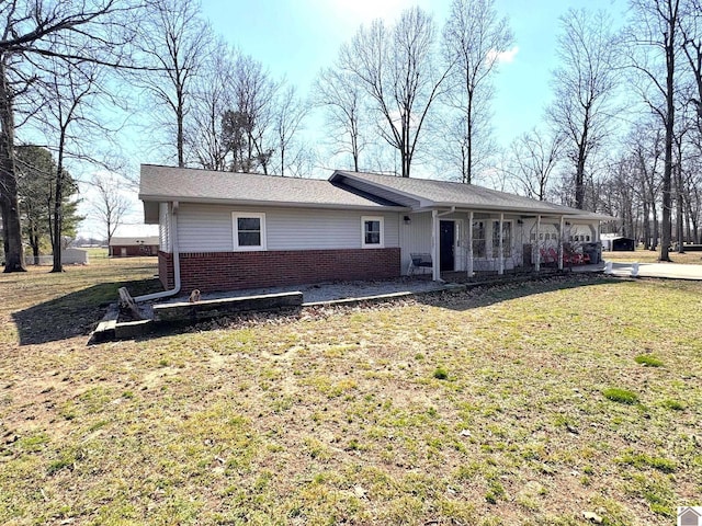 view of front facade with a garage, brick siding, and a front yard