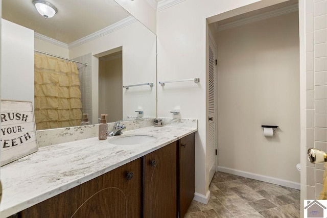 full bathroom with toilet, curtained shower, crown molding, baseboards, and vanity