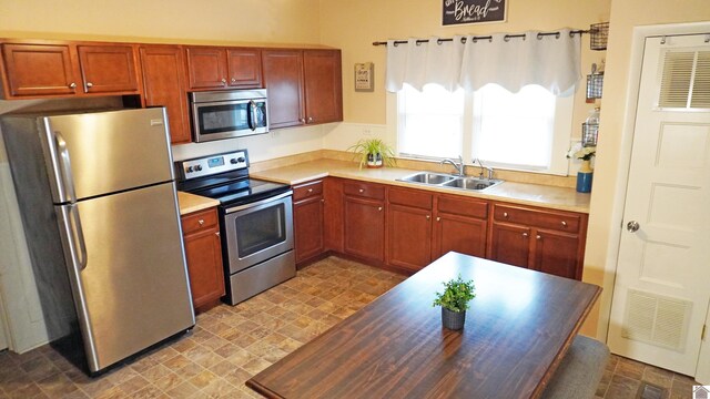 434 W Bellville St, Marion, KY 42064 - kitchen with visible vents, stainless steel appliances, light countertops, and a sink