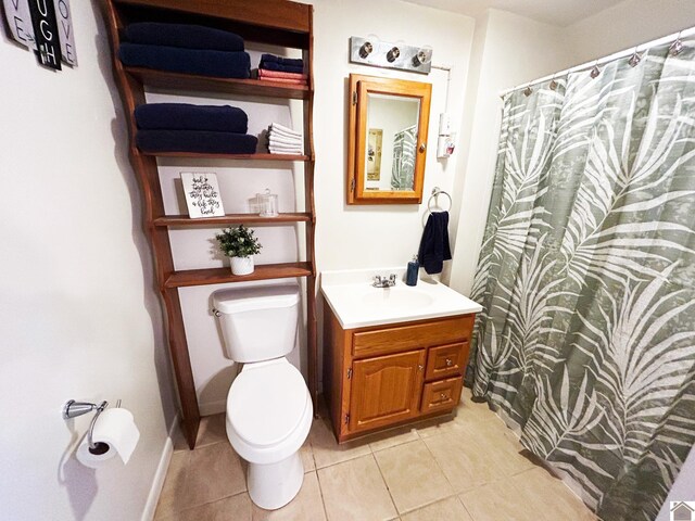 434 W Bellville St, Marion, KY 42064 - full bath featuring a shower with curtain, toilet, vanity, and tile patterned flooring