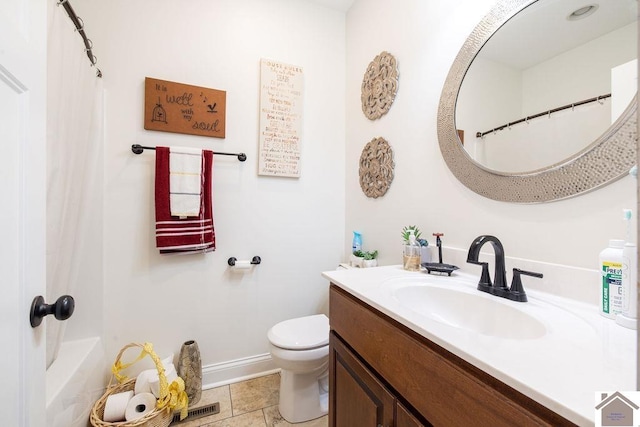 bathroom with visible vents, curtained shower, baseboards, toilet, and vanity