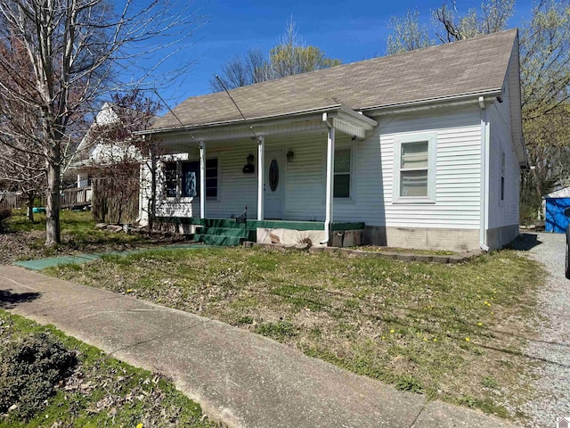504 Pine St, Murray, KY 42071 - view of front facade with a porch, roof with shingles, and a front lawn