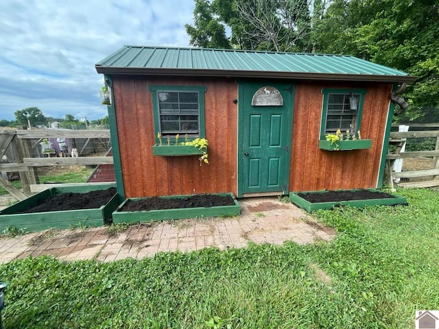 view of outdoor structure featuring an outbuilding