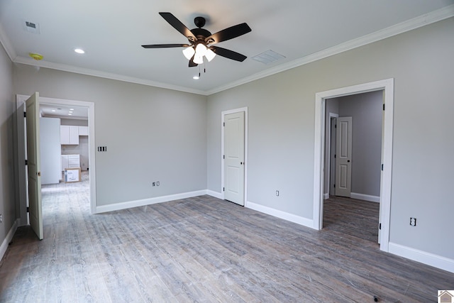 interior space featuring ceiling fan, visible vents, baseboards, and ornamental molding