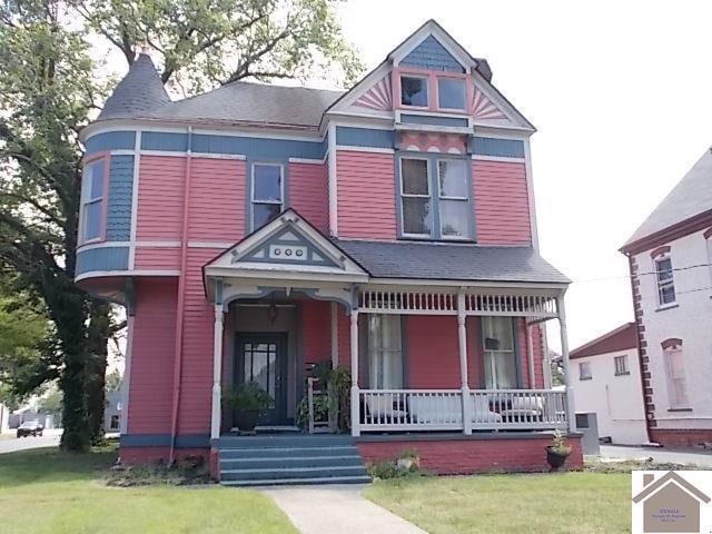 802 Jefferson St, Paducah, KY 42001 - victorian house featuring a front yard and covered porch