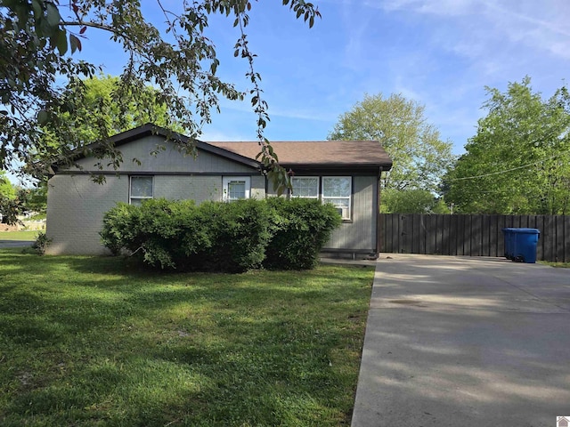 ranch-style house with fence and a front yard