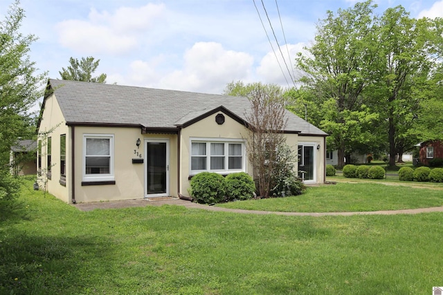 316 S 13th St, Murray, KY 42071 - bungalow-style home featuring a shingled roof, a front yard, and stucco siding