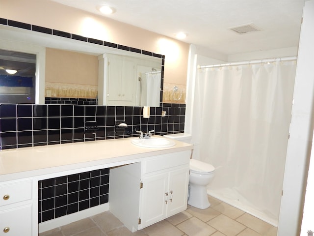 2286 Murray Hwy, Benton, KY 42025 - bathroom with visible vents, curtained shower, toilet, and vanity