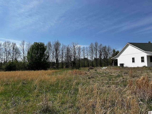 view of yard with an outbuilding