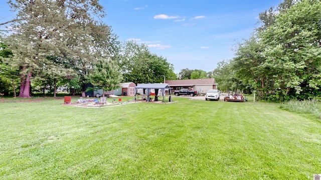 view of grassy yard with an outdoor structure