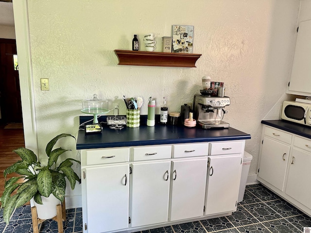 203 N 17th, Murray, KY 42071 - bar area with a textured wall