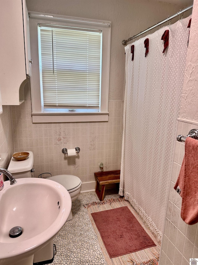 203 N 17th, Murray, KY 42071 - full bath featuring a sink, tile walls, toilet, and a shower with shower curtain