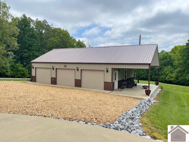 695 Heritage Trce, Cadiz, KY 42211 - garage featuring a detached garage