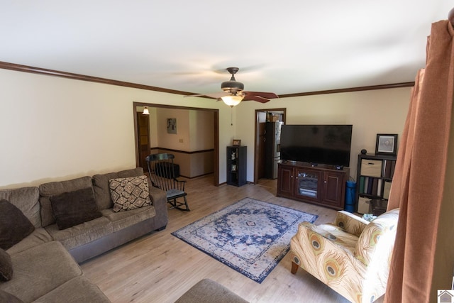 living area featuring light wood-style flooring, ceiling fan, and crown molding