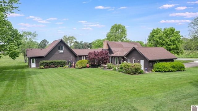 view of front of property featuring a front yard