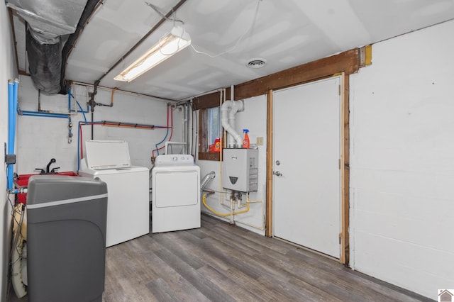 890 Ridge Rd, Gilbertsville, KY 42044 - clothes washing area with independent washer and dryer and wood finished floors