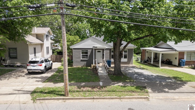 509 S 6th St, Murray, KY 42071 - view of front facade with driveway and fence