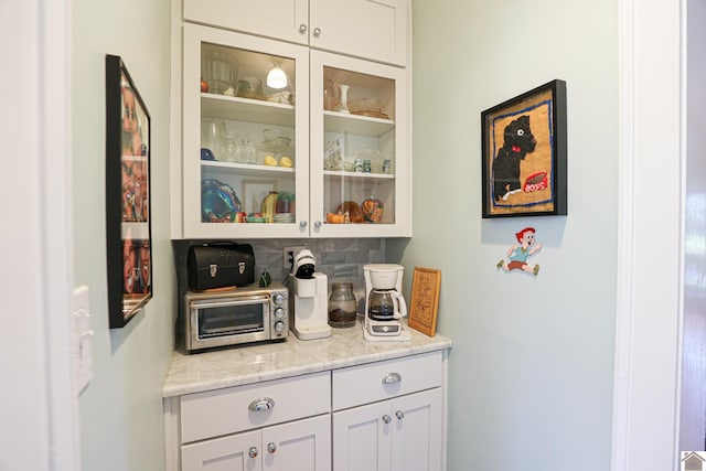1931 Jefferson St, Paducah, KY 42001 - bar with decorative backsplash