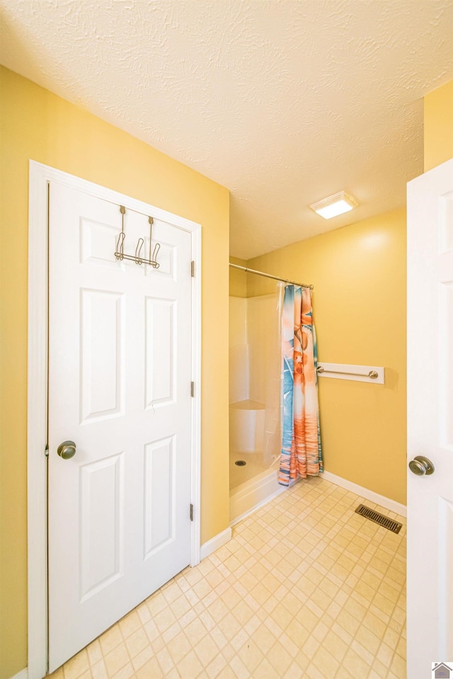 200 Lions Den Ln, Paducah, KY 42003 - full bathroom with a shower with curtain, baseboards, and a textured ceiling