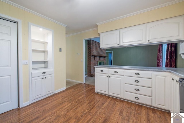 1906 Gatesborough Cir, Murray, KY 42071 - kitchen with crown molding, white cabinetry, dark wood finished floors, baseboards, and built in features