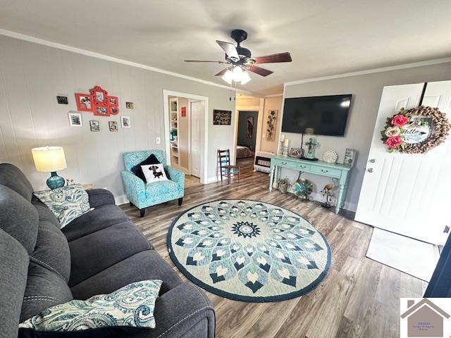 3944 Old Mayfield Rd, Paducah, KY 42003 - living room with crown molding, wood finished floors, a ceiling fan, and baseboards