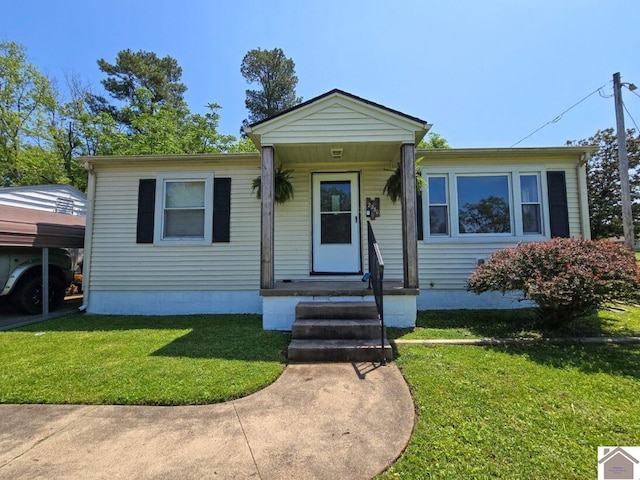 2230 Seneca Ln, Paducah, KY 42001 - bungalow featuring a front yard