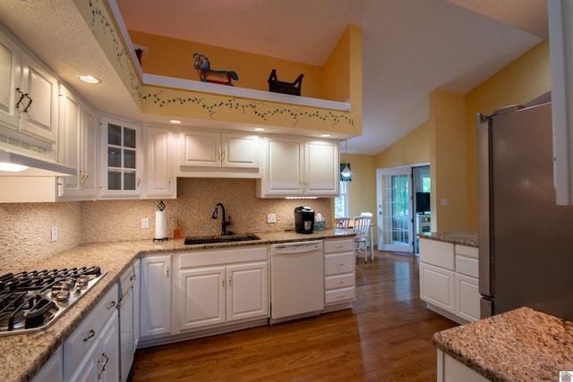 1055 Lakeview Dr, Paducah, KY 42003 - kitchen featuring appliances with stainless steel finishes, a sink, tasteful backsplash, under cabinet range hood, and wood finished floors