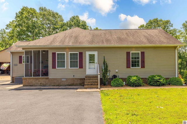 124 Hughes Rd, Benton, KY 42025 - view of front facade featuring crawl space, entry steps, a shingled roof, and a front yard
