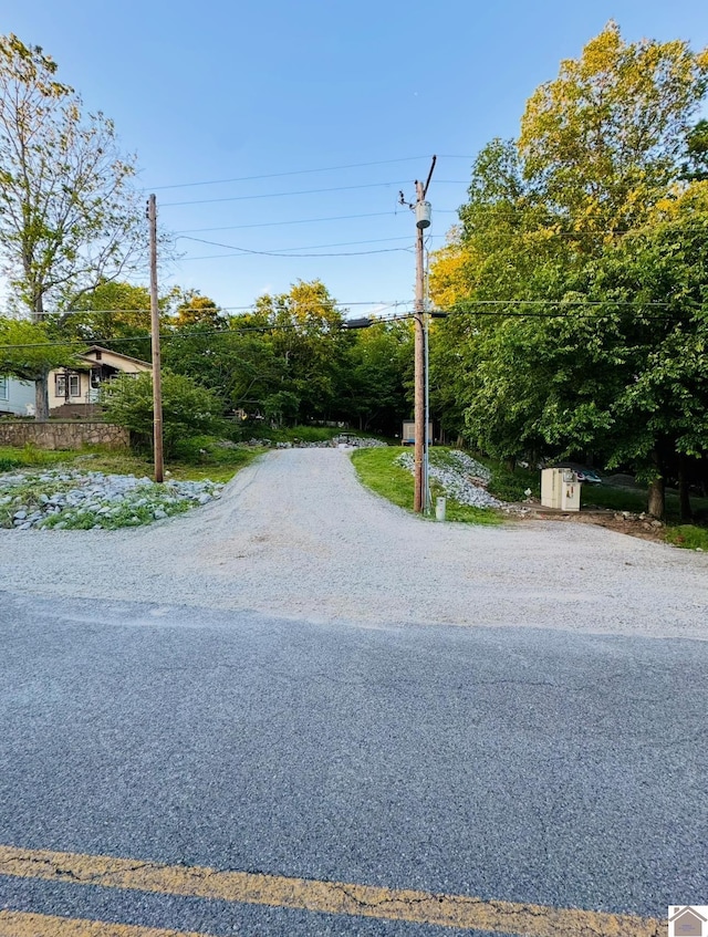 73 Lakeshore Dr, Eddyville, KY 42038