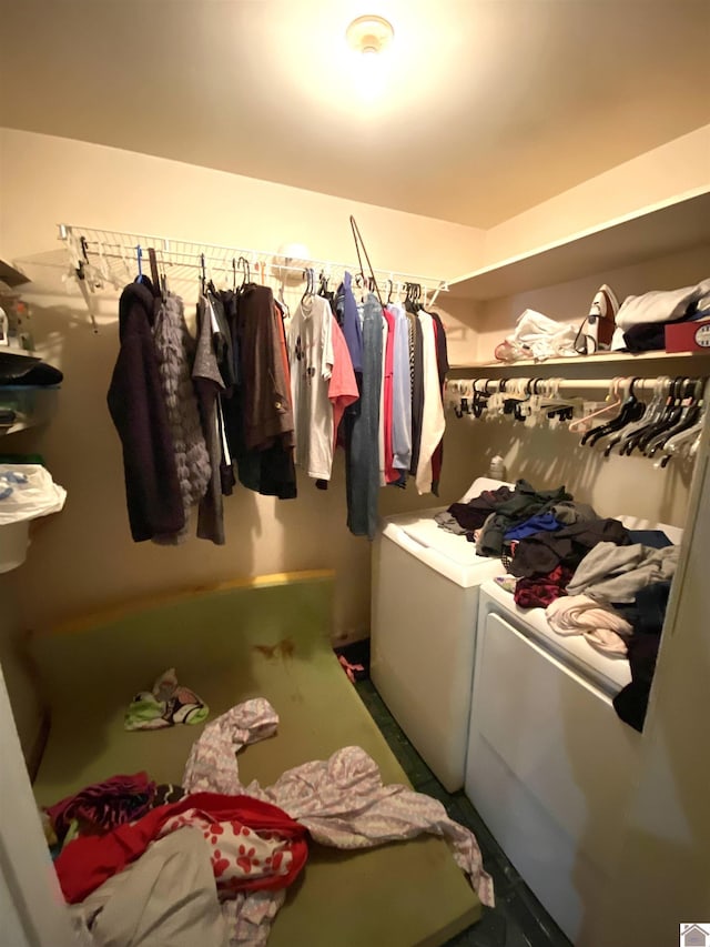 2222 Harrison St, Paducah, KY 42001 - spacious closet with washer and dryer