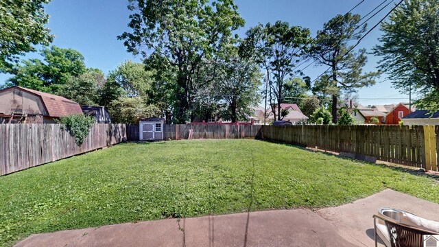 1916 Monroe St, Paducah, KY 42001 - view of yard featuring a patio area
