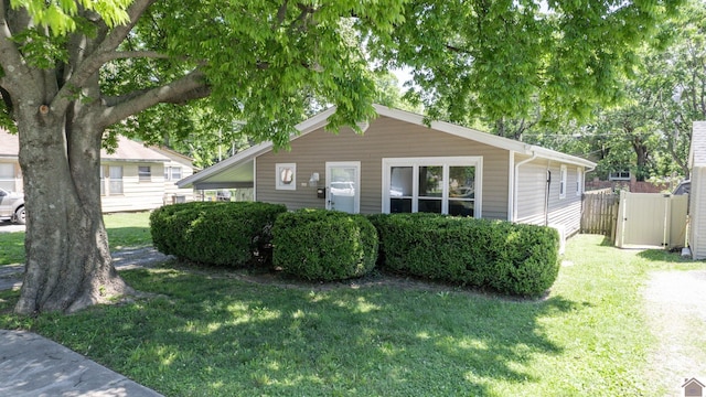 1916 Monroe St, Paducah, KY 42001 - view of front facade featuring a gate