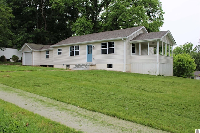 1400 Walnut St, Benton, KY 42025 - ranch-style house with a front yard and roof with shingles