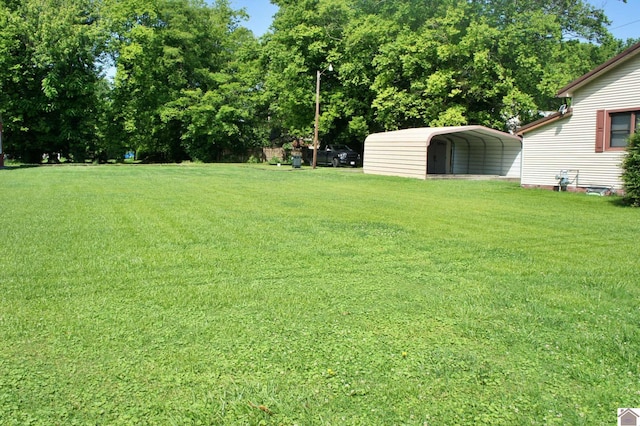 909 S 3rd St, Paducah, KY 42003 - view of green lawn with a carport