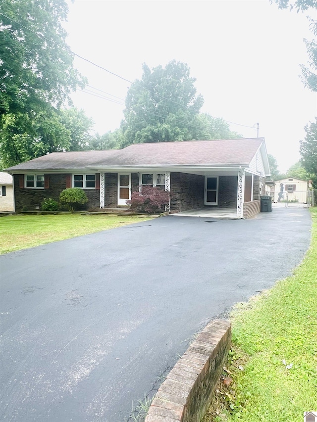 3311 Southgate Dr, Hopkinsville, KY 42240 - single story home featuring asphalt driveway, a front lawn, and cooling unit