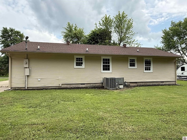 303 Union Cir, Mayfield, KY 42066 - rear view of house with central air condition unit, a lawn, and crawl space